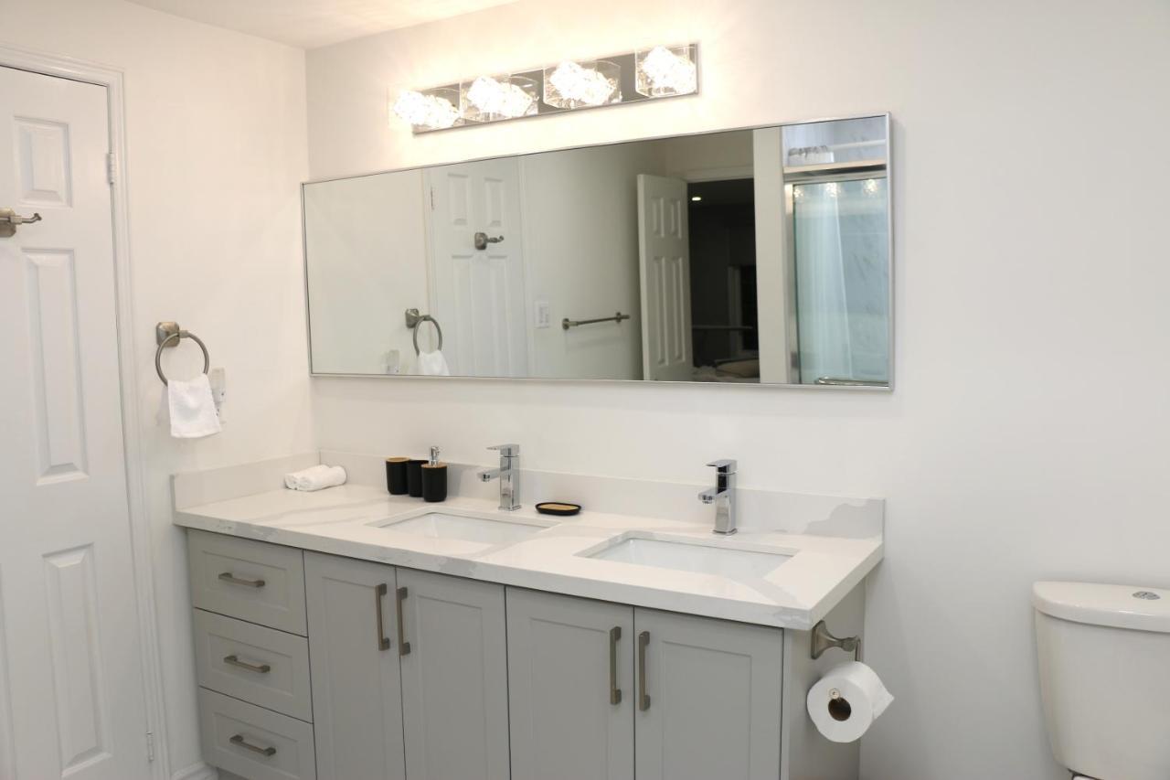 Quiet And Contemporary Home Markham Bagian luar foto